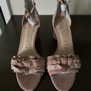 Block Sandals in dusty pink color.  Beautiful pair of women’s shoes.